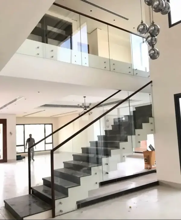 درابزين زجاجي للمدارج الرياض