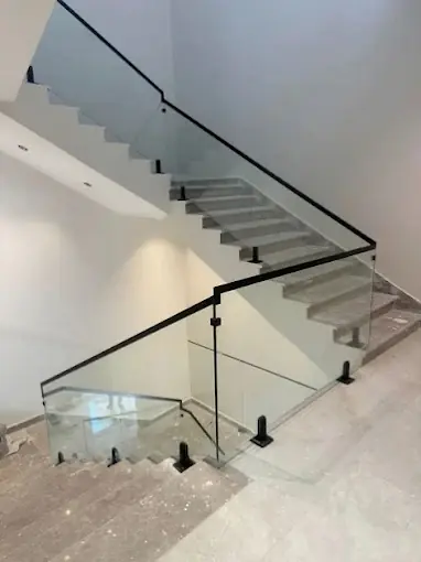 ما الفرق بين تثبيت الدرابزين بنظام السبايجوت ونظام المجرى المخفي؟