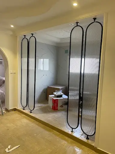 دمج بديل الخشب وبديل الرخام مع تكسيات المرايا الجدارية