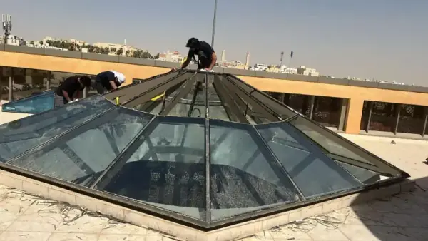 ما هي طريقة تثبيت تكسيات المرايا الكبيرة على جدران الجبس بورد؟