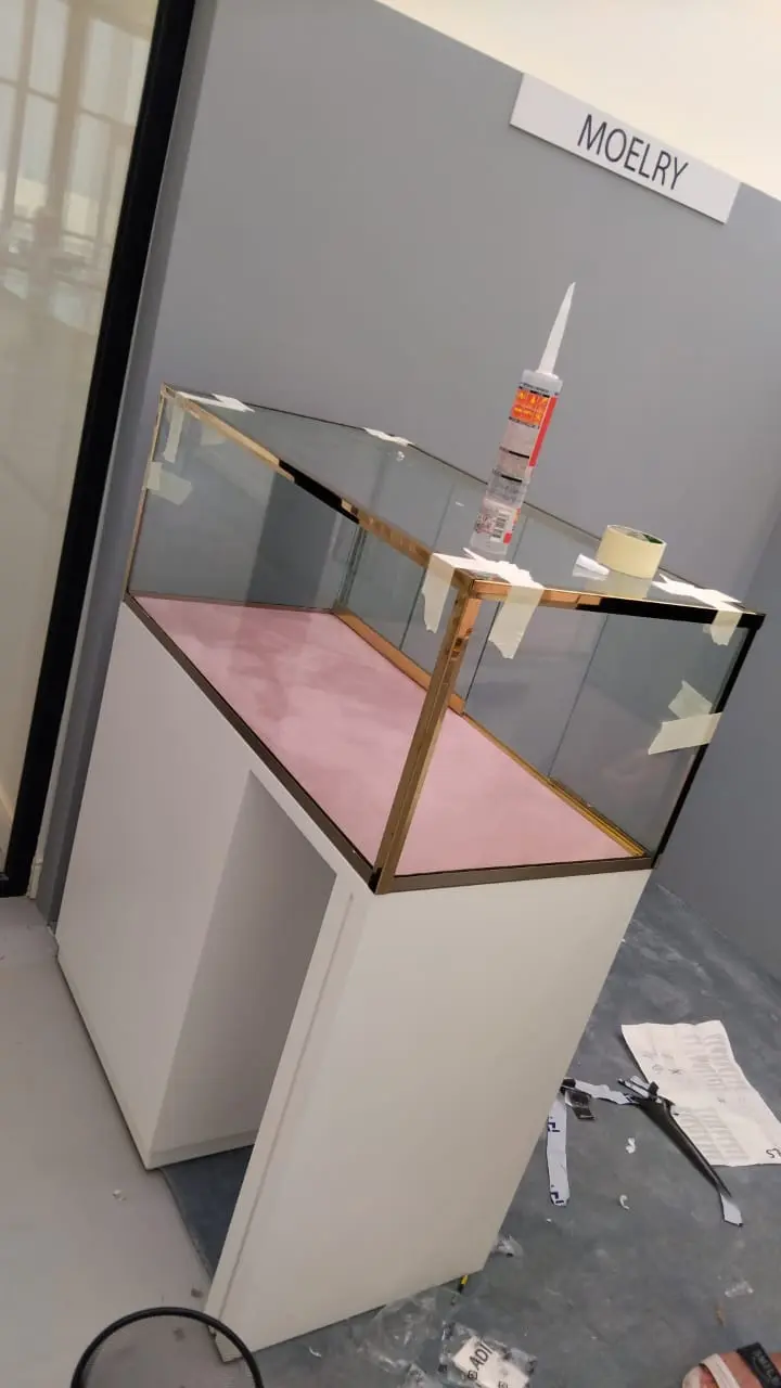 زجاج الشاور المضلع (Fluted / Ribbed Glass): أناقة الخصوصية العصرية
